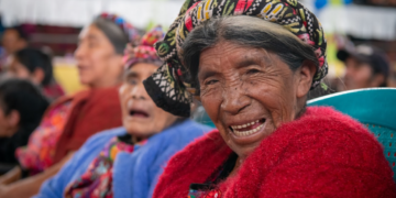 Adultos mayores de San Juan Ostuncalco acudieron a la entrega de notificaciones del PAM.