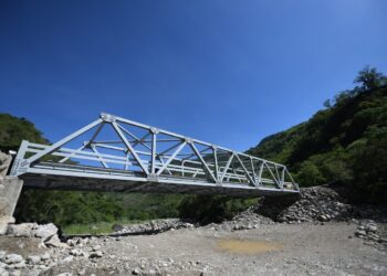 Instalan puente tipo Warren en Chicamán, Quiché que beneficiará a más de 23 mil habitantes. / Foto: Carlos Jacinto.