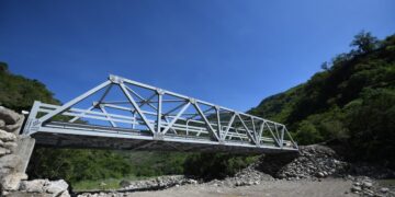 Instalan puente tipo Warren en Chicamán, Quiché que beneficiará a más de 23 mil habitantes. / Foto: Carlos Jacinto.