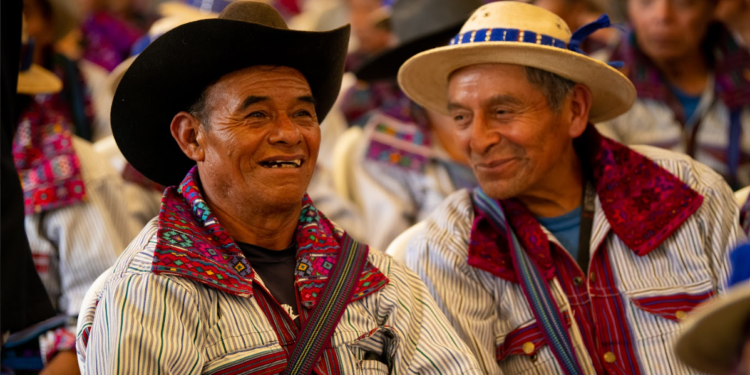 Adultos mayores acudieron por su notificación del PAM.