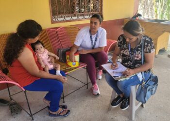 Personal de Salud llegó a hogares de Poptún para los controles a los niños y niñas.