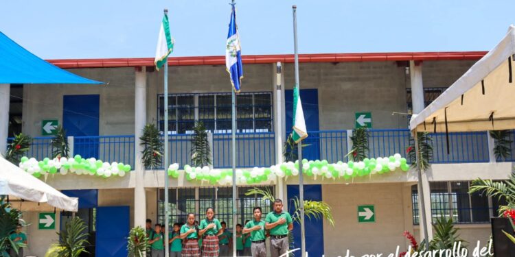 Entregan nuevas instalaciones del Instituto Básico de Chahal, Alta Verapaz