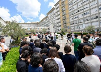 Fieles católicos se congregaron afuera del hospital para acompañar al Papa en el rezo del Ángelus en privado.
