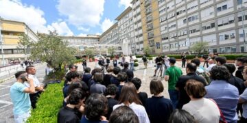 Fieles católicos se congregaron afuera del hospital para acompañar al Papa en el rezo del Ángelus en privado.