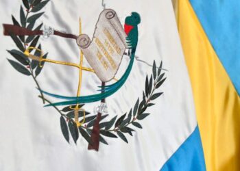 Banderas de Guatemala y Ucrania. / Foto: Archivo.