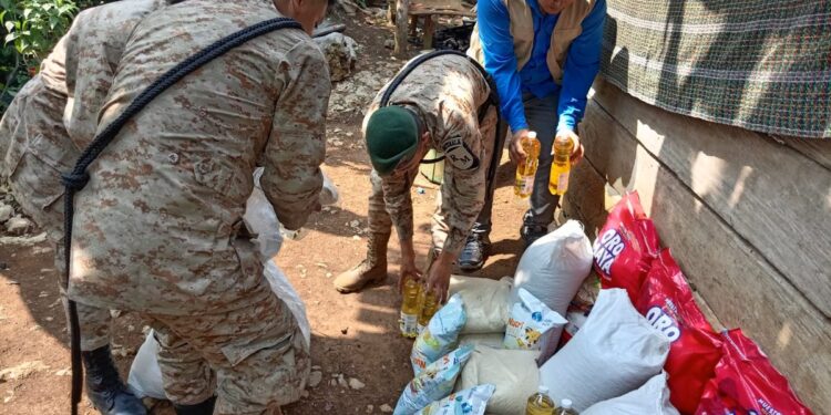 Ejército apoya embalaje y entrega paquetes nutricionales