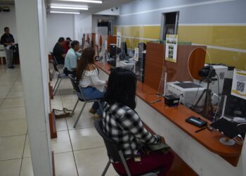 Guatemaltecos asistieron recoger o tramitar su DPI al Renap durante comicios