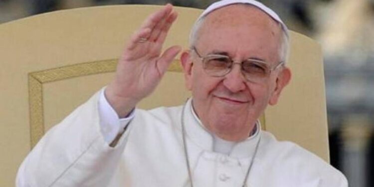 El Papa regresa al Vaticano después de haber sido operado de una hernia