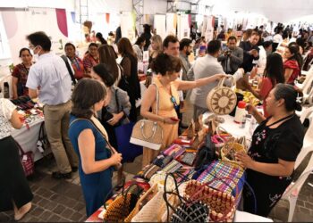 Emprendedoras ofrecen sus productos en feria de Paseo Artesanal