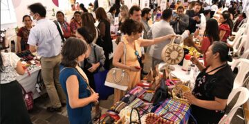 Emprendedoras ofrecen sus productos en feria de Paseo Artesanal