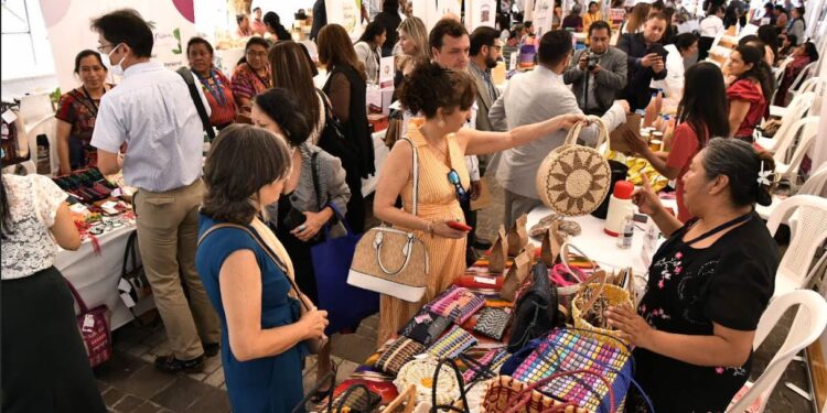 Emprendedoras ofrecen sus productos en feria de Paseo Artesanal