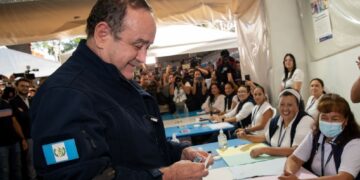 Presidente emite su voto durante las elecciones generales en Guatemala