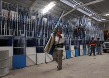 Traslado de mobiliario a centros de votaciones y embalaje de las papeletas de elecciones generales 2023