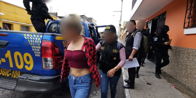 Allanamientos dejan la captura de salvadoreña integrante de la mara 18 presunta coordinadora de clicas