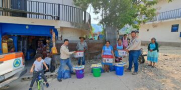 Entregan ayuda humanitaria a pobladores afectados por las lluvias en Jalapa