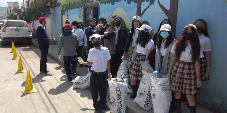 Estudiantes participan en jornada de limpieza en Huehuetenango