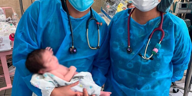 Presentan exitoso caso de cirugía a bebé con gastrosquisis en Jutiapa