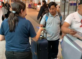 Personal consular entregó folletos a los guatemaltecos con visas de trabajo temporal.