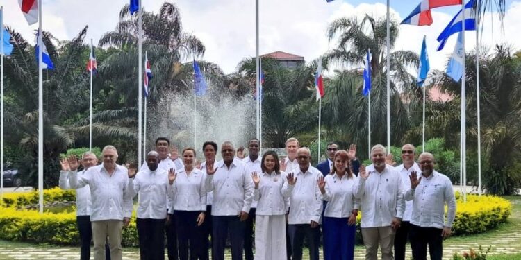 La cumbre desarrollada en Belice busca mejorar las relaciones e impulsar objetivos en común.