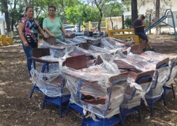 Entregan escritorios para garantizar educación de calidad en Esquipulas