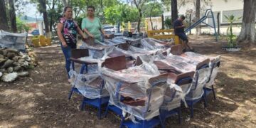 Entregan escritorios para garantizar educación de calidad en Esquipulas