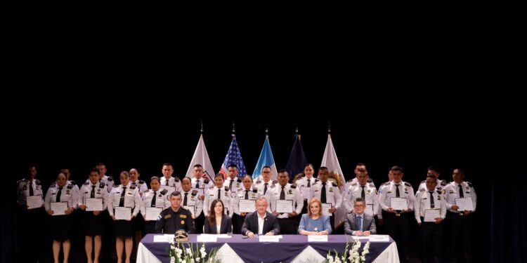 Agentes policiales concluyen curso intermedio de idioma inglés