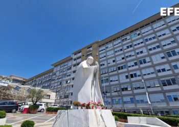 El Papa estará hospitalizado al menos toda la próxima semana