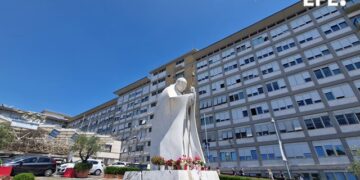 El Papa estará hospitalizado al menos toda la próxima semana