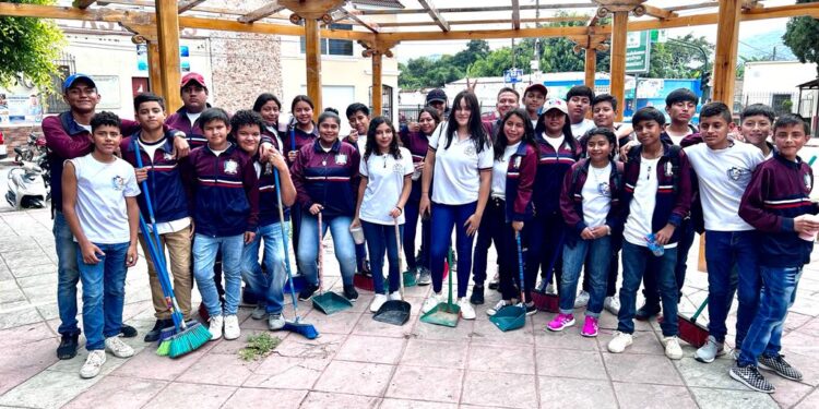 Estudiantes jalapanecos unidos en la campaña Limpiemos Nuestra Guatemala