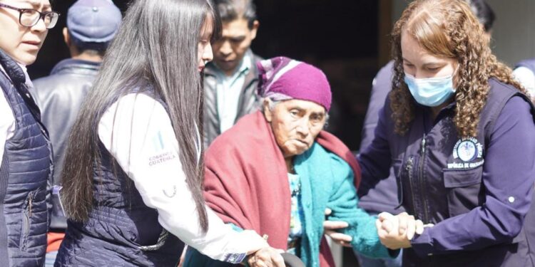 Jornada de salud beneficia a adultos mayores de Totonicapán
