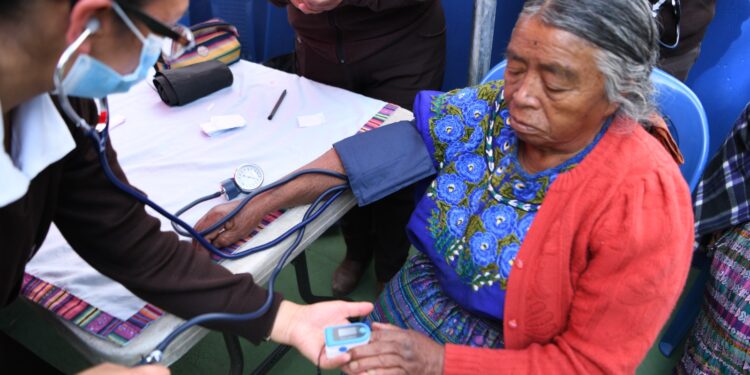 Adultos mayores de Totonicapán beneficiados con jornada de salud