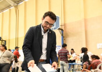Secretario de Comunicación Social de la Presidencia emite su voto. /Foto: Carlos Jacinto