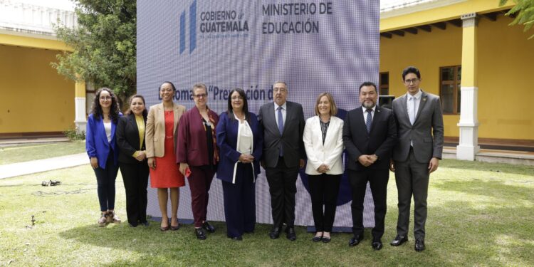 Autoridades presentes en el lanzamiento del diplomado Prevención de violencia en contextos escolares. /Foto: Dickéns Zamora