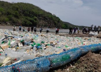 Nueva barda de retención de desechos del MARN evita que contaminación llegue al río Motagua