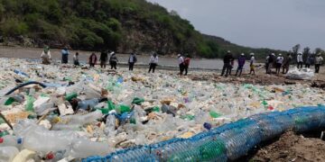 Nueva barda de retención de desechos del MARN evita que contaminación llegue al río Motagua