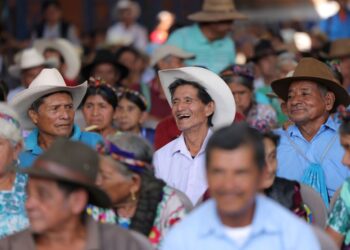 Presidente encabeza acto de notificación de más de mil beneficiarios del PAM