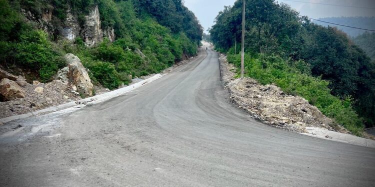 Supervisan ejecución de tramos carreteros en Totonicapán