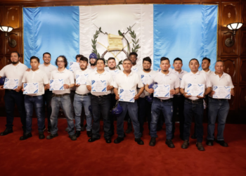Guatemaltecos graduados como técnicos en restauración.