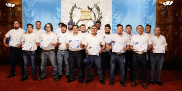 Guatemaltecos graduados como técnicos en restauración.