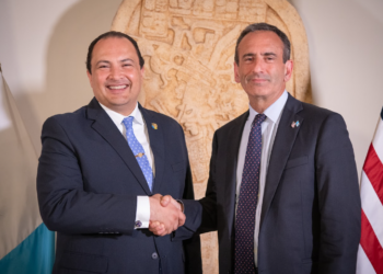 Fotografía oficial de la visita de la comitiva enviada por Estados Unidos.