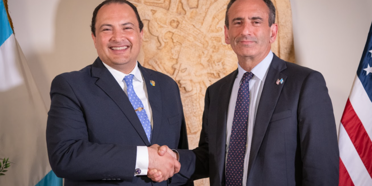 Fotografía oficial de la visita de la comitiva enviada por Estados Unidos.