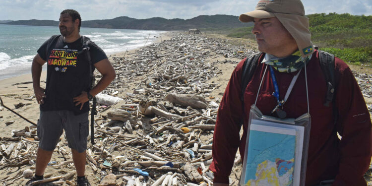 El plástico está interviniendo en el ciclo de las rocas.