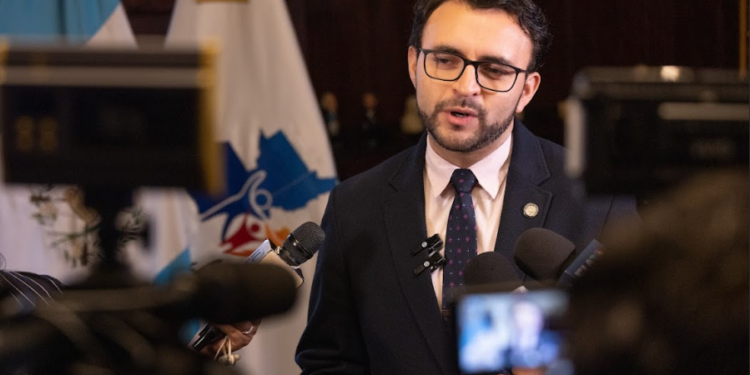 El Secretario de Comunicación Social de la Presidencia dio declaraciones a la prensa.