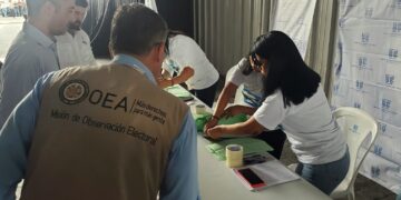 Observadores electorales y fiscales de partidos políticos presenciaron el simulacro.