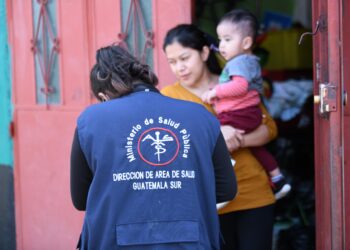 De casa en casa: Salud realiza jornada de vacunación y entrega medicamentos