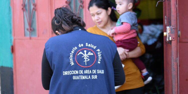De casa en casa: Salud realiza jornada de vacunación y entrega medicamentos
