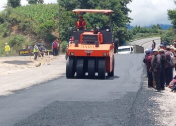 Avanza mejoramiento de tramo carretero en aldea Xejuyup, Nahualá