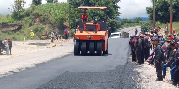 Avanza mejoramiento de tramo carretero en aldea Xejuyup, Nahualá