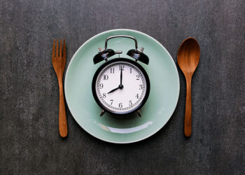 Comer a altas horas de la noche afecta el nivel de grasa e insulina en sangre. / Foto: American Stroke Asociation.