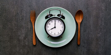 Comer a altas horas de la noche afecta el nivel de grasa e insulina en sangre. / Foto: American Stroke Asociation.